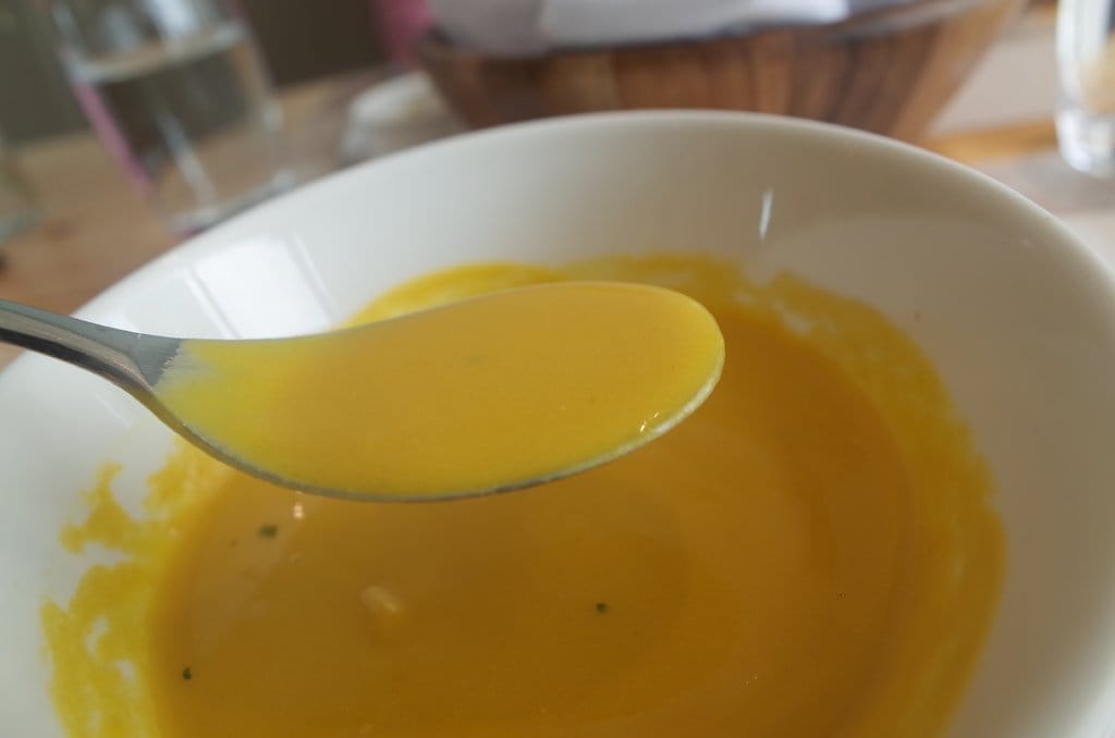 & Bistro 大談少女間的對話，優雅的午餐