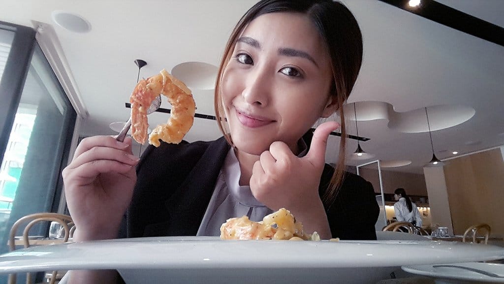 & Bistro 大談少女間的對話，優雅的午餐