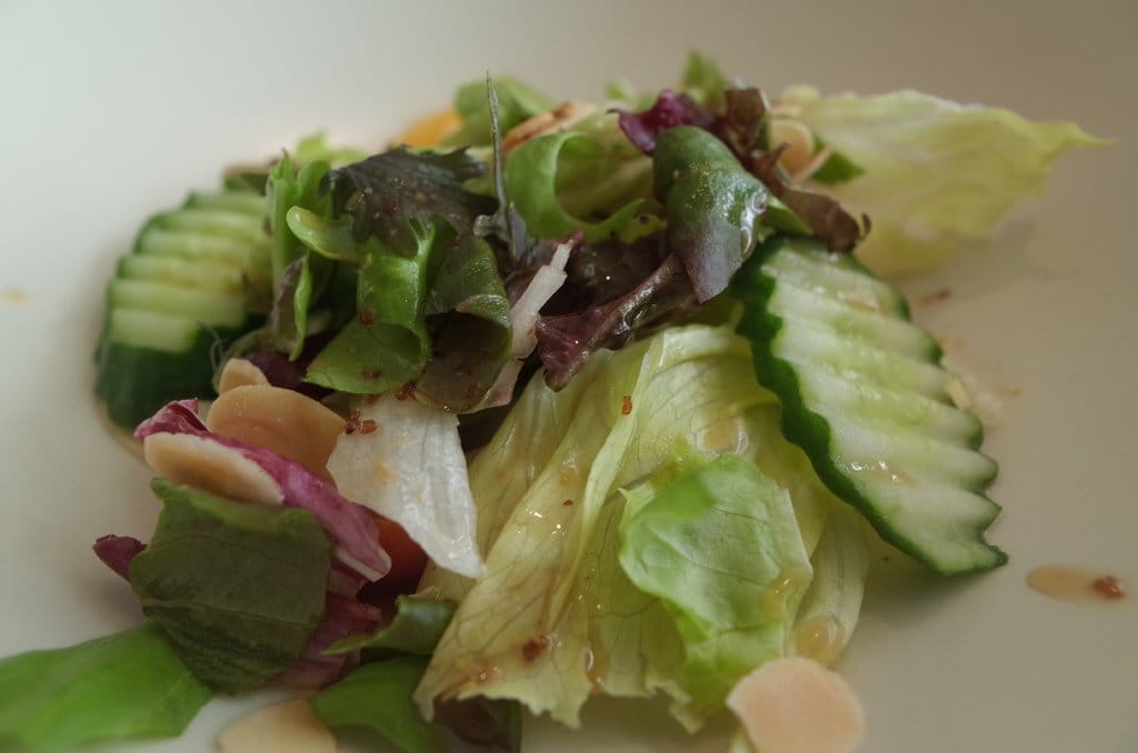 & Bistro 大談少女間的對話，優雅的午餐