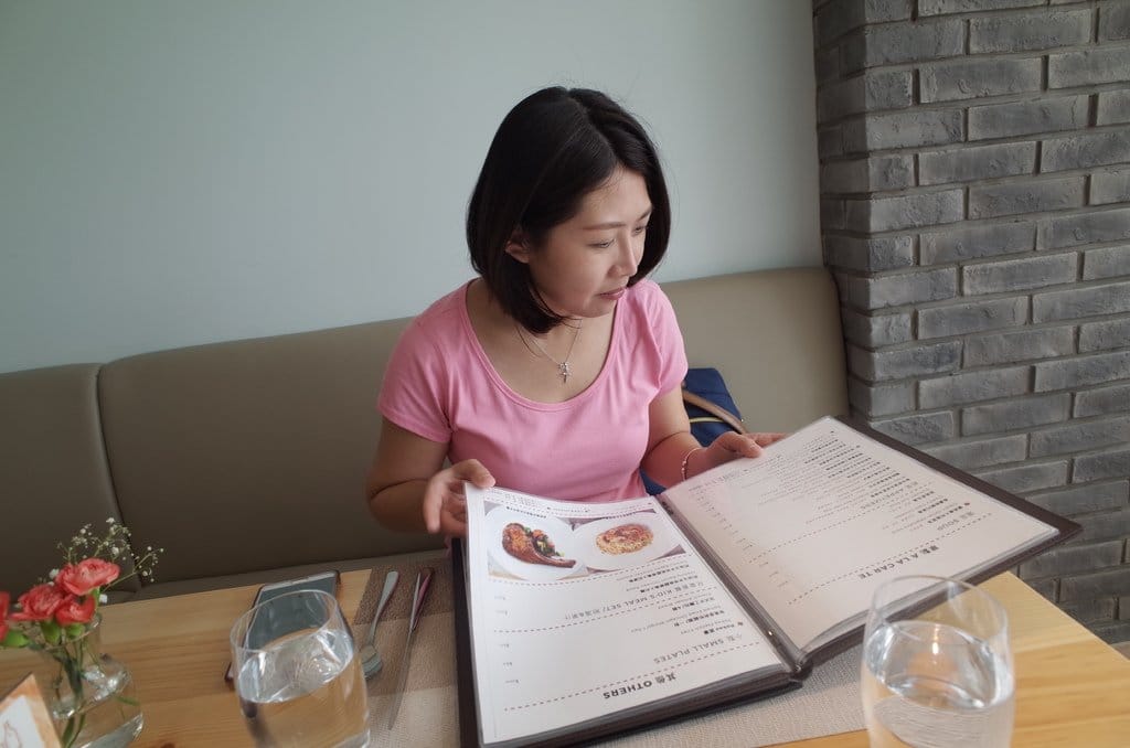 & Bistro 大談少女間的對話，優雅的午餐