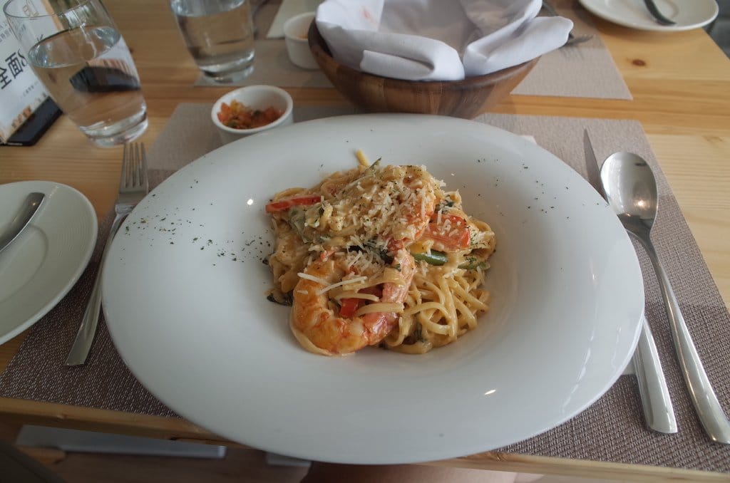 & Bistro 大談少女間的對話，優雅的午餐