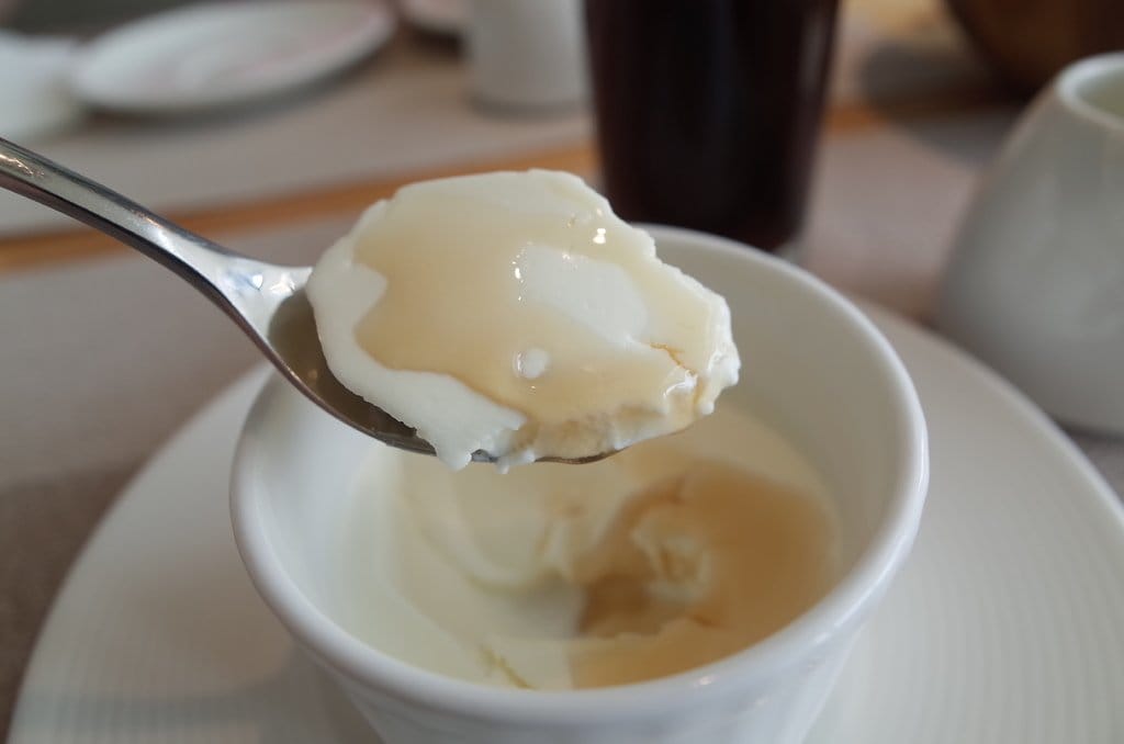 & Bistro 大談少女間的對話，優雅的午餐