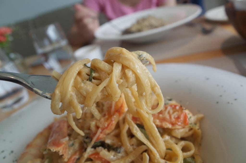 & Bistro 大談少女間的對話，優雅的午餐