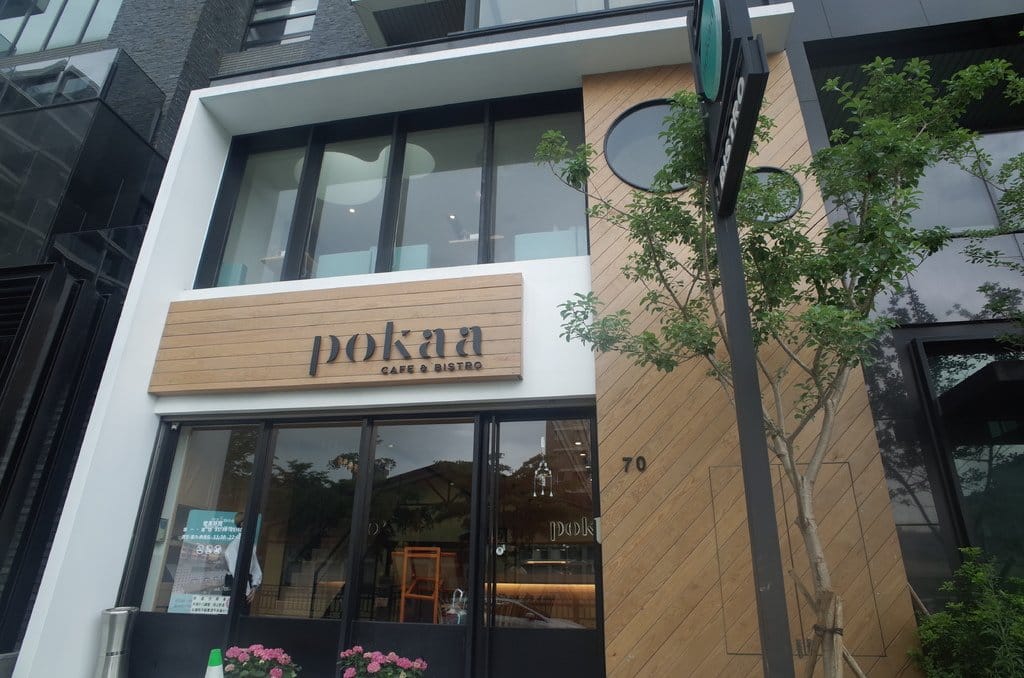 & Bistro 大談少女間的對話，優雅的午餐