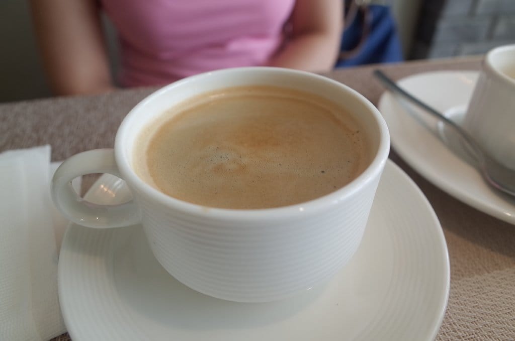 & Bistro 大談少女間的對話，優雅的午餐