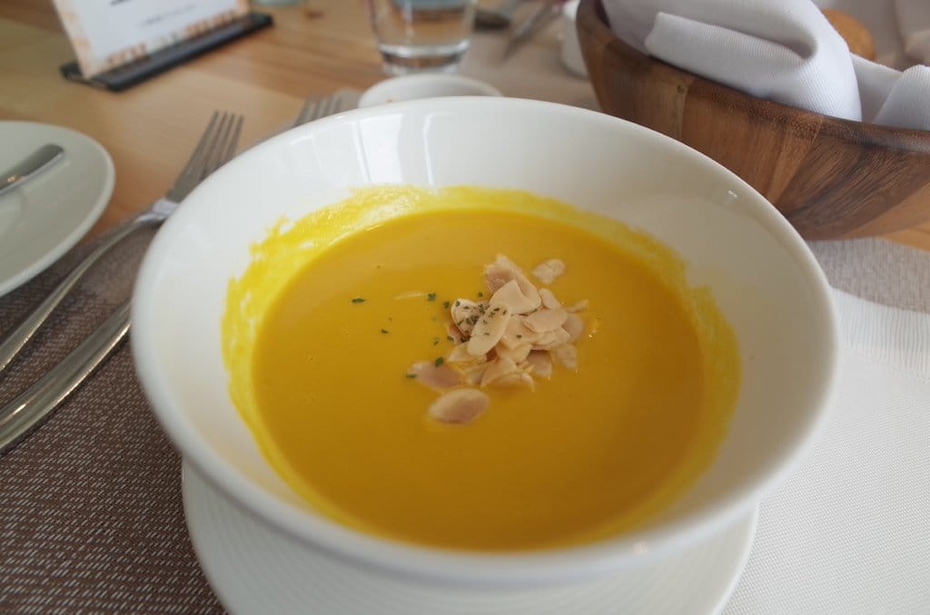 & Bistro 大談少女間的對話，優雅的午餐