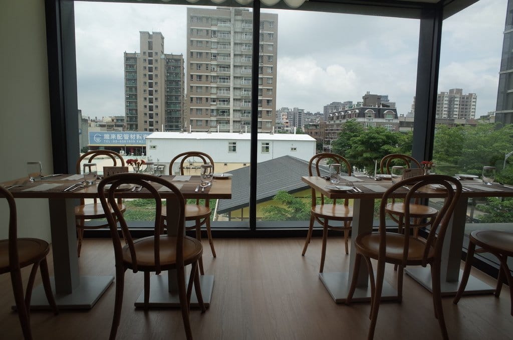 & Bistro 大談少女間的對話，優雅的午餐