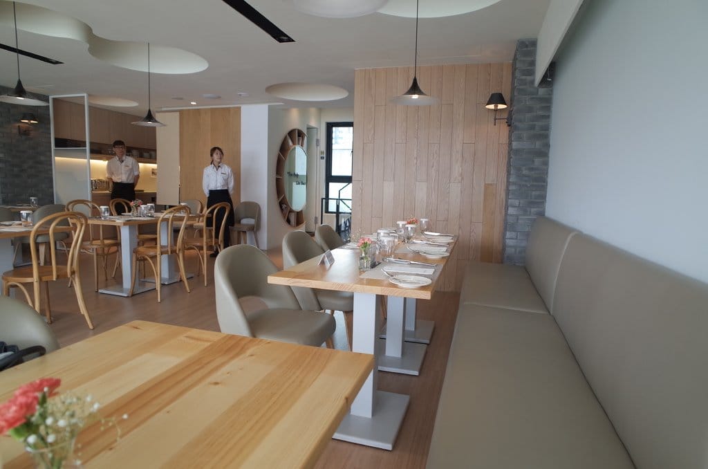 & Bistro 大談少女間的對話，優雅的午餐