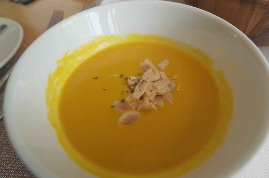 & Bistro 大談少女間的對話，優雅的午餐