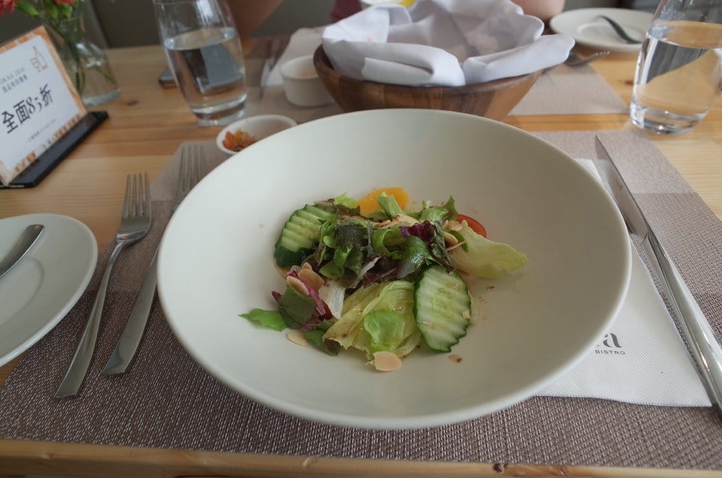 & Bistro 大談少女間的對話，優雅的午餐