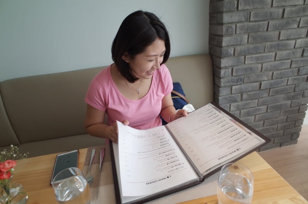 & Bistro 大談少女間的對話，優雅的午餐