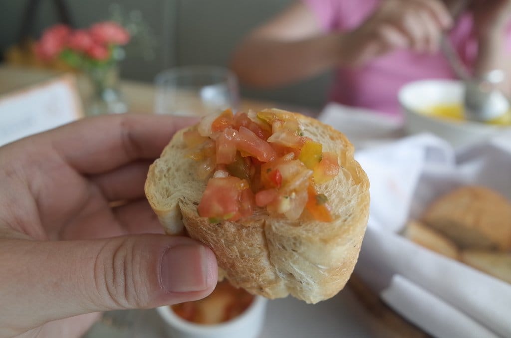 & Bistro 大談少女間的對話，優雅的午餐