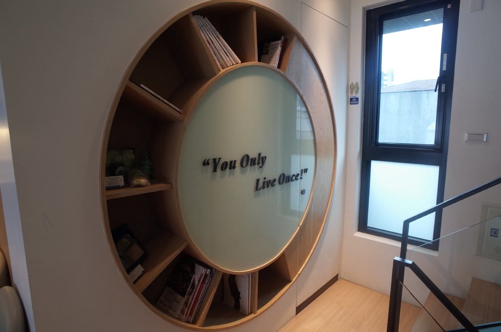 & Bistro 大談少女間的對話，優雅的午餐