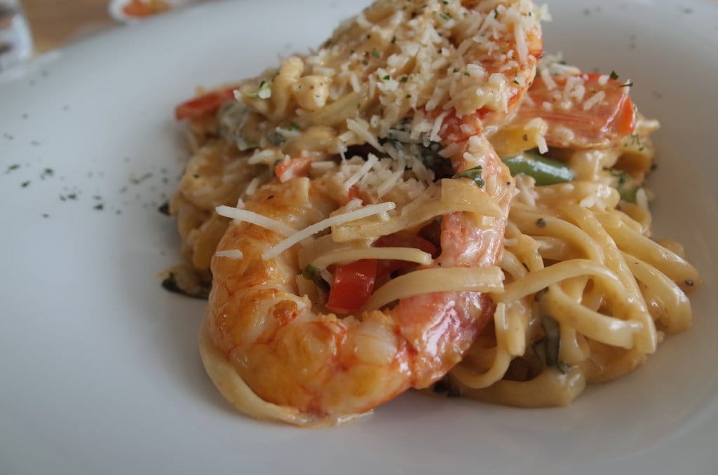 & Bistro 大談少女間的對話，優雅的午餐