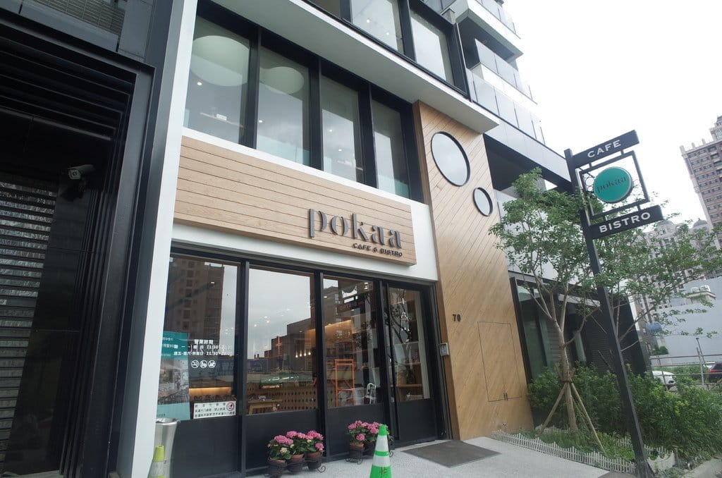 & Bistro 大談少女間的對話，優雅的午餐