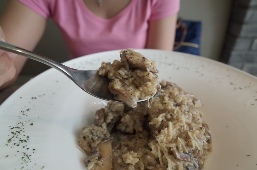 & Bistro 大談少女間的對話，優雅的午餐