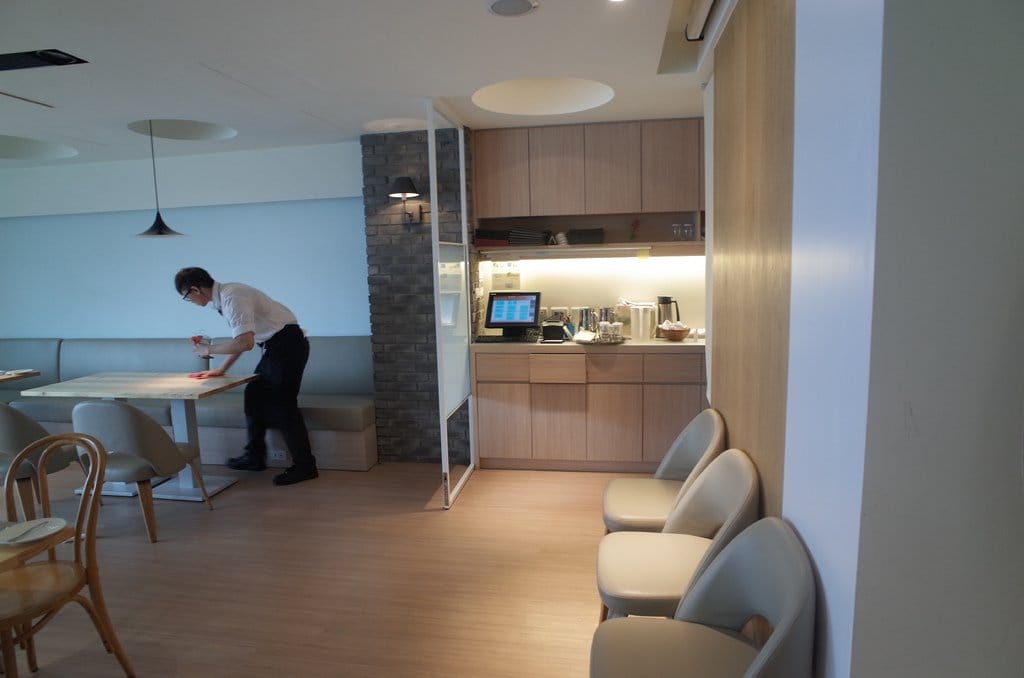 & Bistro 大談少女間的對話，優雅的午餐