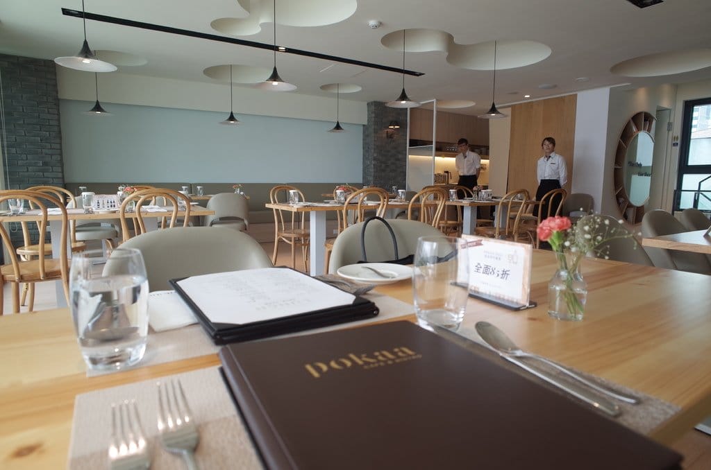 & Bistro 大談少女間的對話，優雅的午餐