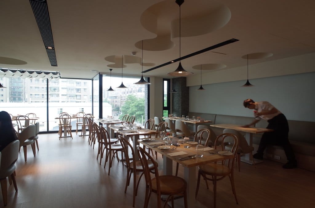 & Bistro 大談少女間的對話，優雅的午餐