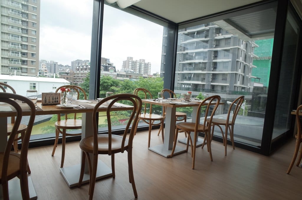 & Bistro 大談少女間的對話，優雅的午餐