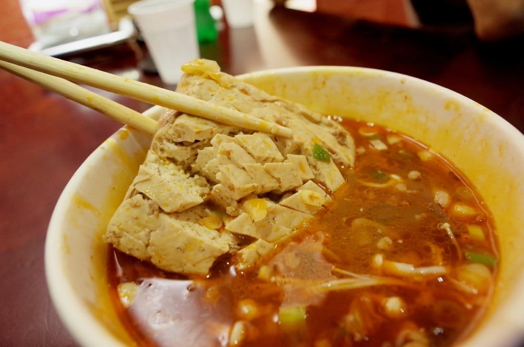 【好食分享】#ad 來桃園中壢必須要吃的〝必吃美食〞 三國麻辣豆腐鴨血，準備好挑戰你的視覺味蕾嗎?