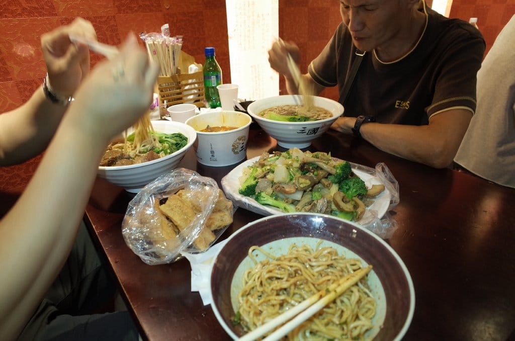 【好食分享】#ad 來桃園中壢必須要吃的〝必吃美食〞 三國麻辣豆腐鴨血，準備好挑戰你的視覺味蕾嗎?