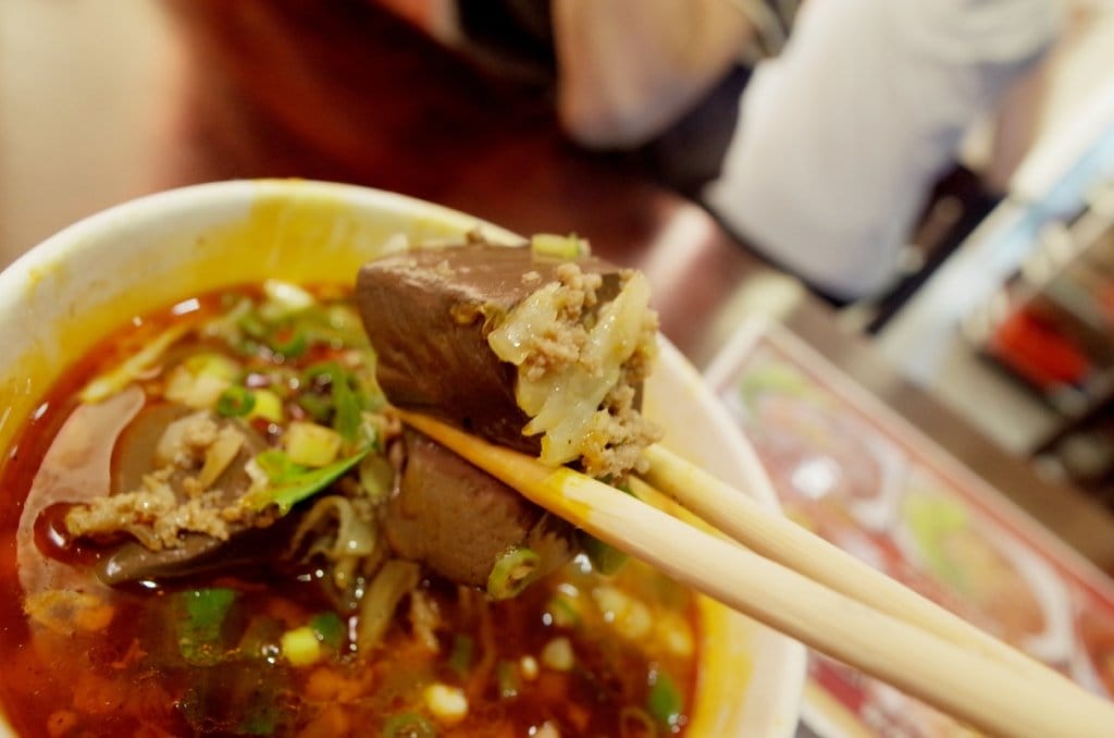 【好食分享】#ad 來桃園中壢必須要吃的〝必吃美食〞 三國麻辣豆腐鴨血，準備好挑戰你的視覺味蕾嗎?