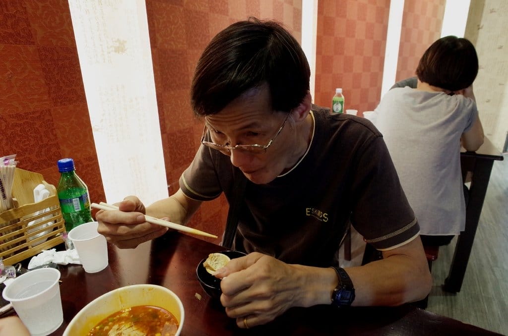 【好食分享】#ad 來桃園中壢必須要吃的〝必吃美食〞 三國麻辣豆腐鴨血，準備好挑戰你的視覺味蕾嗎?