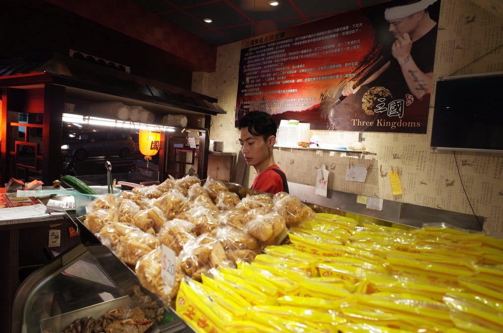 【好食分享】#ad 來桃園中壢必須要吃的〝必吃美食〞 三國麻辣豆腐鴨血，準備好挑戰你的視覺味蕾嗎?