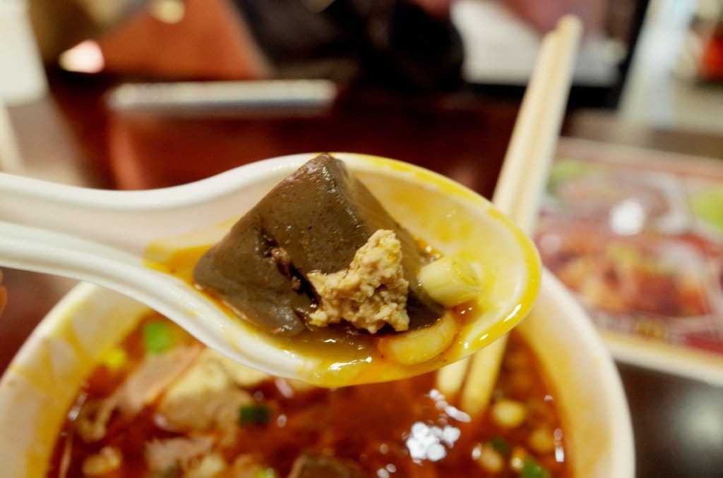 【好食分享】#ad 來桃園中壢必須要吃的〝必吃美食〞 三國麻辣豆腐鴨血，準備好挑戰你的視覺味蕾嗎?