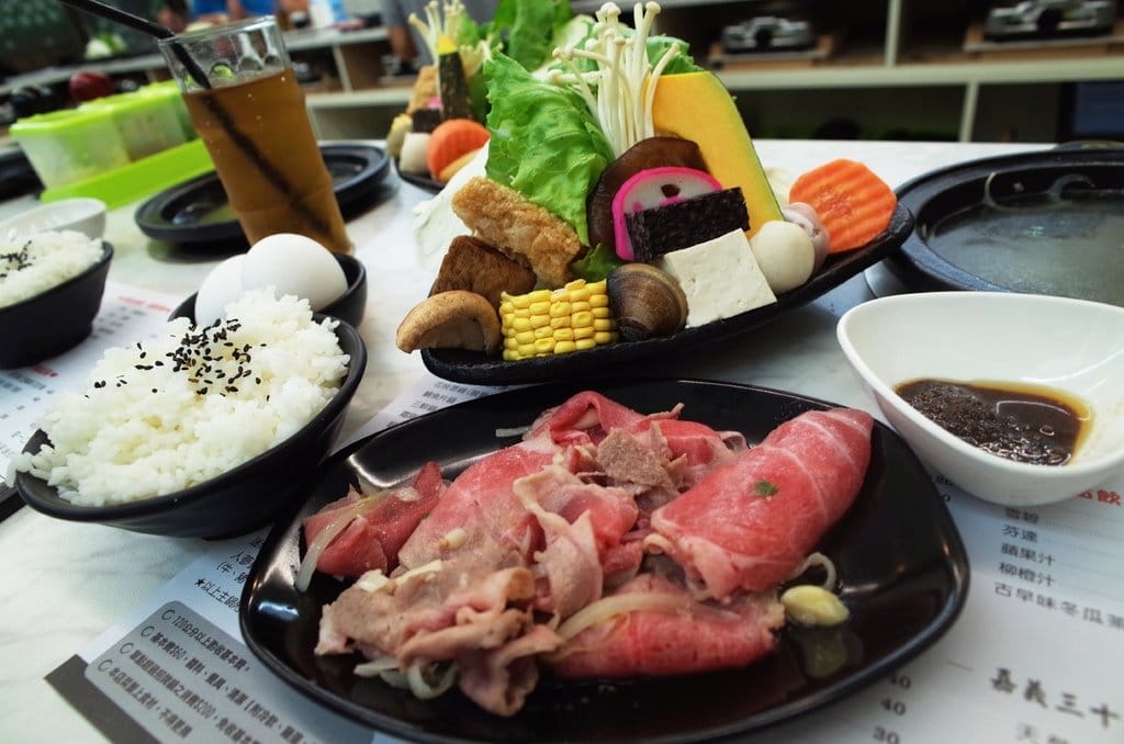 【好食分享】#ad 苗栗竹南〝醉食在〞風味石頭養生火鍋，特色偉士牌車友火鍋店