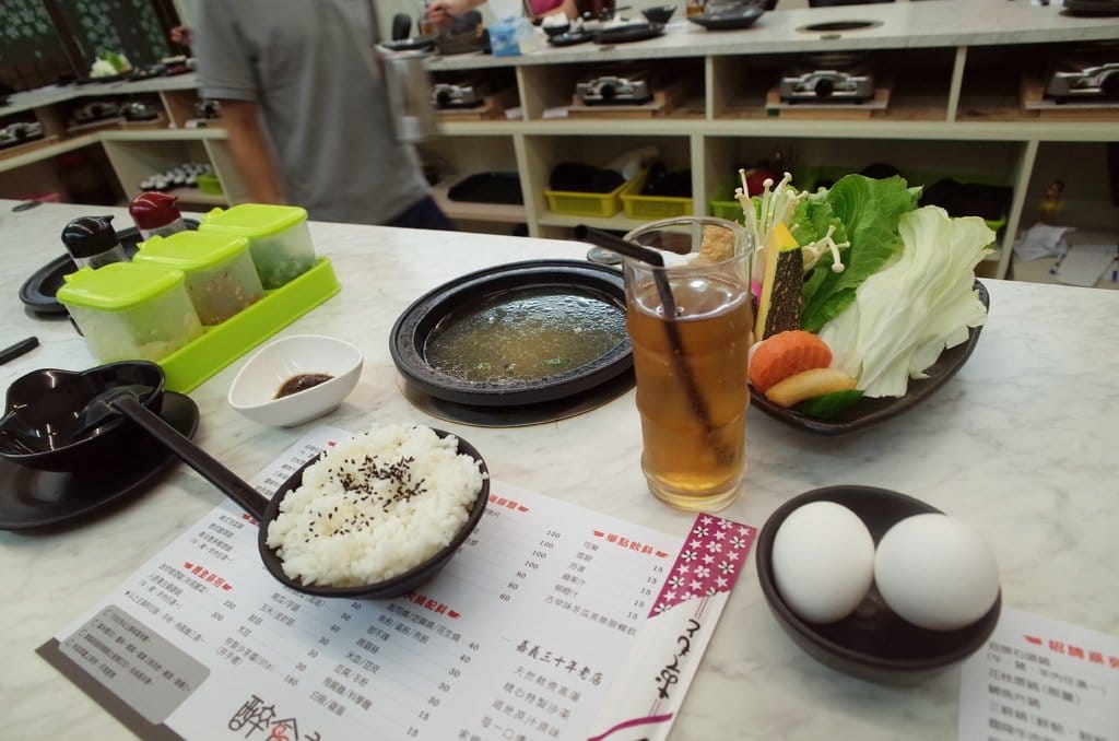 【好食分享】#ad 苗栗竹南〝醉食在〞風味石頭養生火鍋，特色偉士牌車友火鍋店