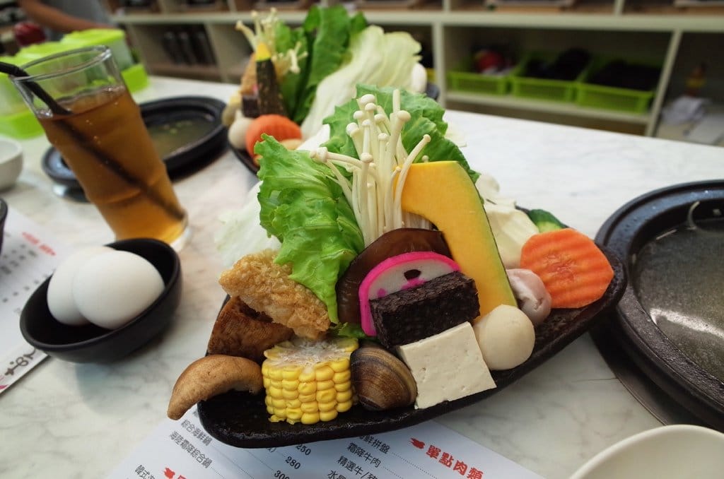 【好食分享】#ad 苗栗竹南〝醉食在〞風味石頭養生火鍋，特色偉士牌車友火鍋店