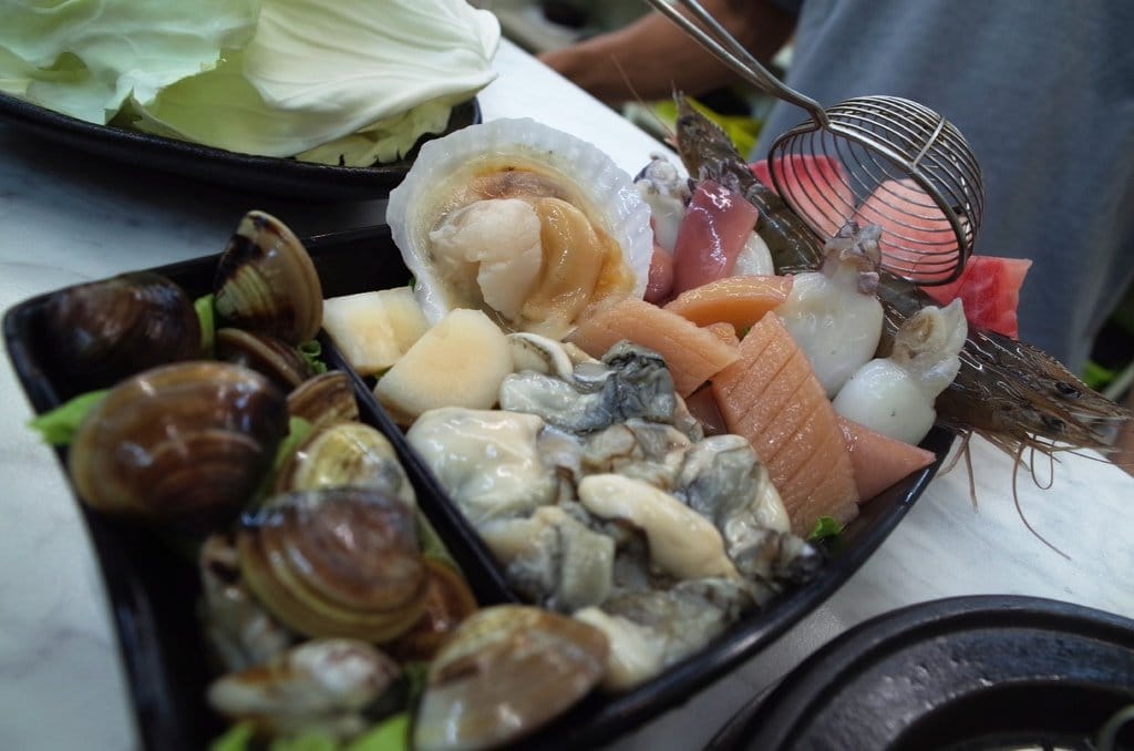 【好食分享】#ad 苗栗竹南〝醉食在〞風味石頭養生火鍋，特色偉士牌車友火鍋店