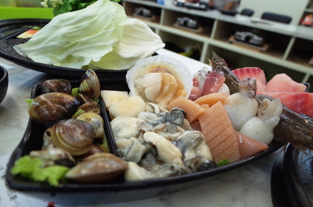 【好食分享】#ad 苗栗竹南〝醉食在〞風味石頭養生火鍋，特色偉士牌車友火鍋店