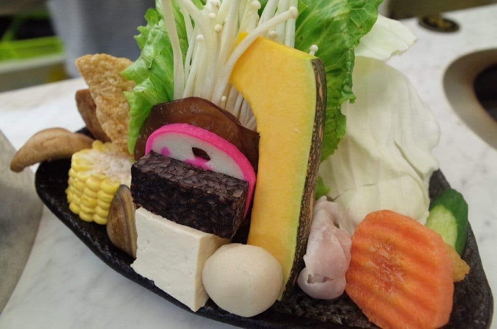 【好食分享】#ad 苗栗竹南〝醉食在〞風味石頭養生火鍋，特色偉士牌車友火鍋店