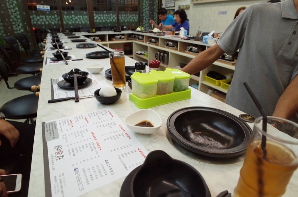 【好食分享】#ad 苗栗竹南〝醉食在〞風味石頭養生火鍋，特色偉士牌車友火鍋店