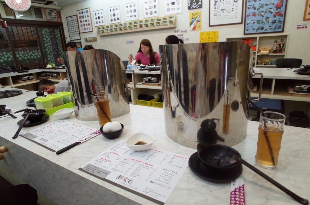 【好食分享】#ad 苗栗竹南〝醉食在〞風味石頭養生火鍋，特色偉士牌車友火鍋店