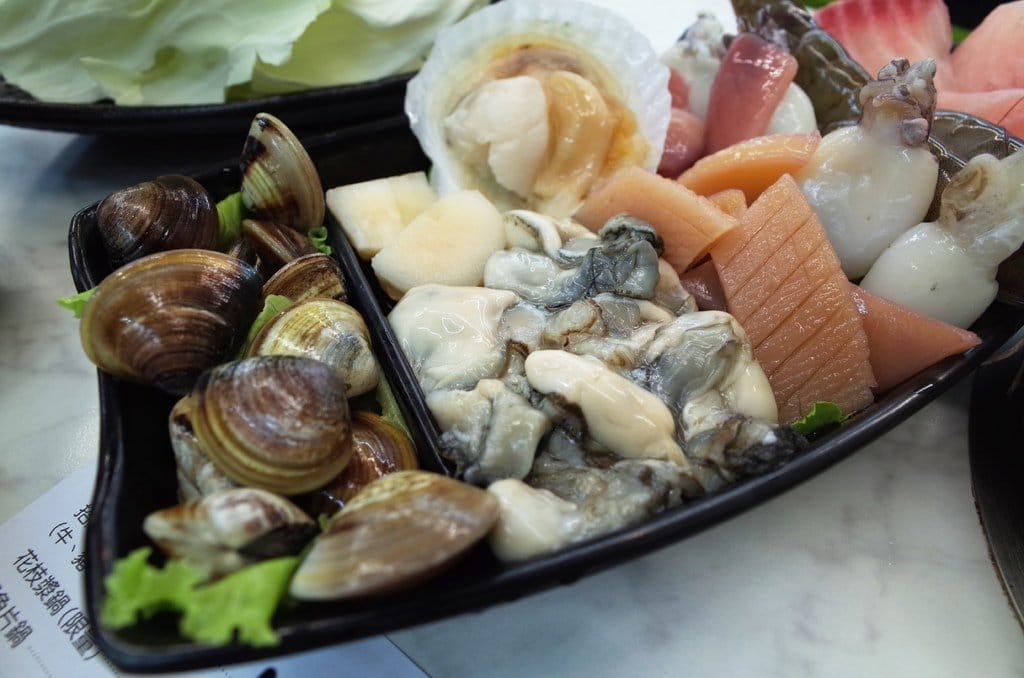 【好食分享】#ad 苗栗竹南〝醉食在〞風味石頭養生火鍋，特色偉士牌車友火鍋店