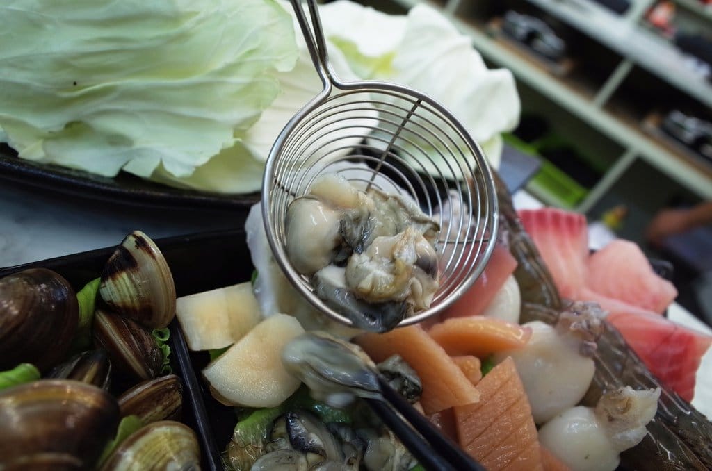 【好食分享】#ad 苗栗竹南〝醉食在〞風味石頭養生火鍋，特色偉士牌車友火鍋店