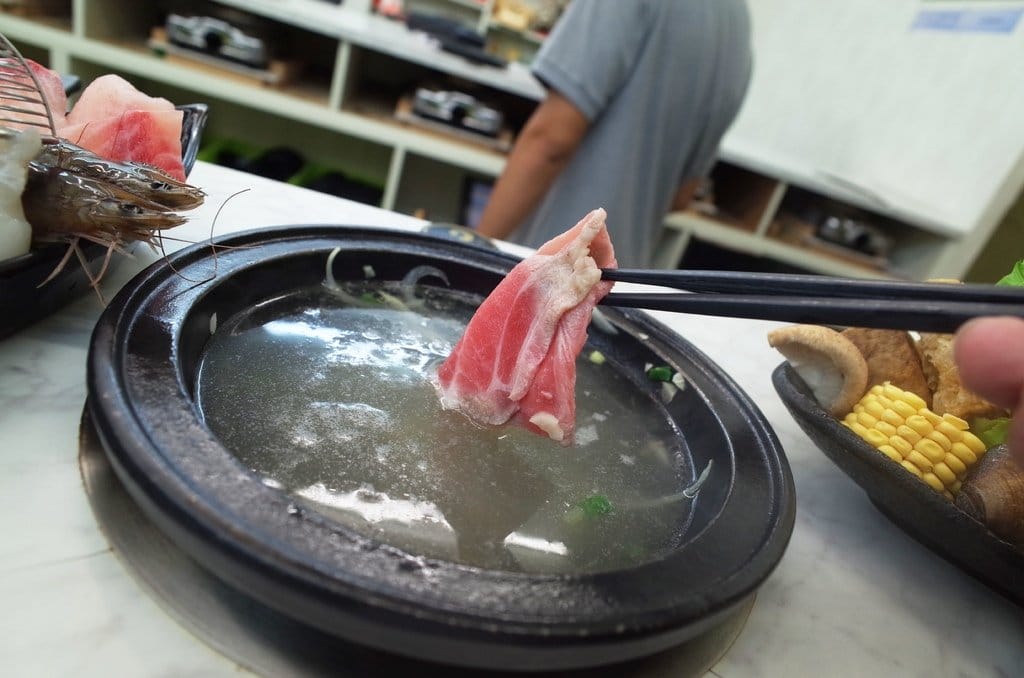 【好食分享】#ad 苗栗竹南〝醉食在〞風味石頭養生火鍋，特色偉士牌車友火鍋店