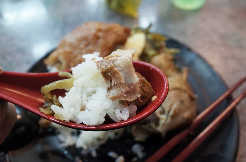【好食分享】澎湖馬公〝必吃的〞 超人氣燒肉飯 馬路益，豔陽高照還是大排長龍滿滿的人。