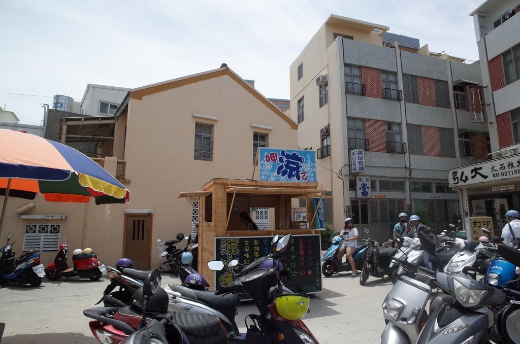 【好食分享】澎湖馬公〝必吃的〞 超人氣燒肉飯 馬路益，豔陽高照還是大排長龍滿滿的人。