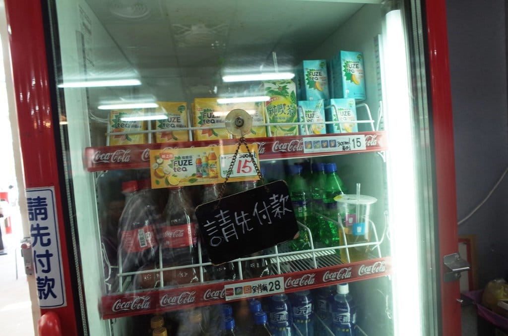 【好食分享】澎湖馬公〝必吃的〞 超人氣燒肉飯 馬路益，豔陽高照還是大排長龍滿滿的人。