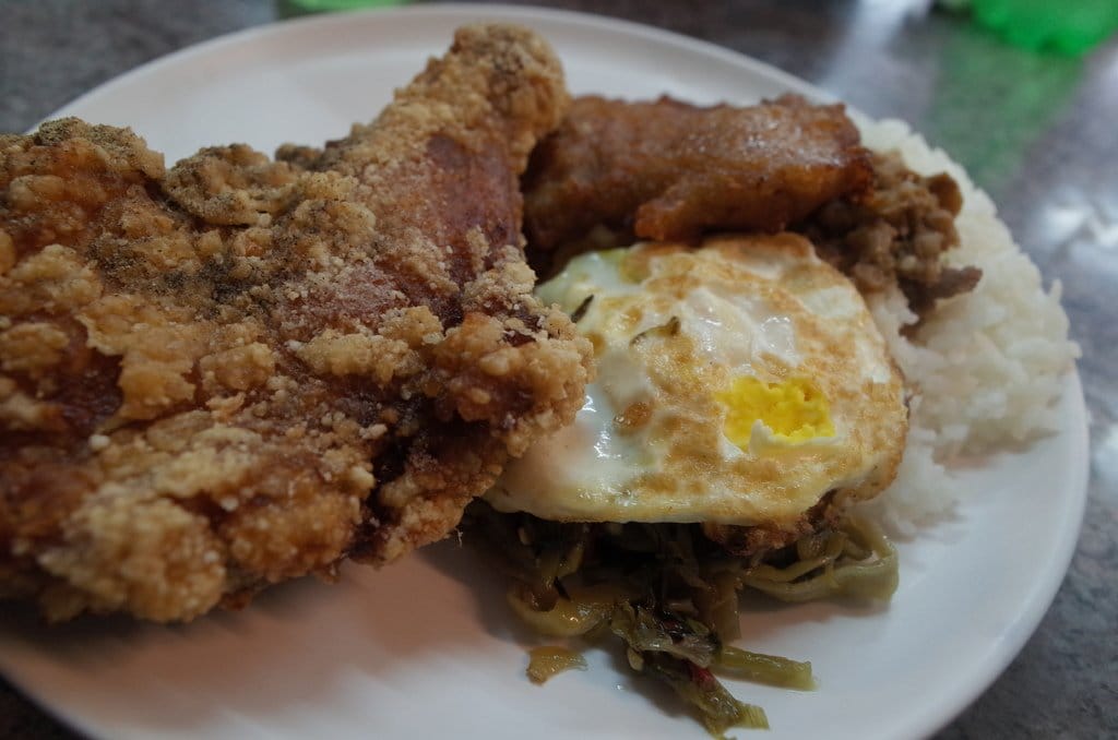 【好食分享】澎湖馬公〝必吃的〞 超人氣燒肉飯 馬路益，豔陽高照還是大排長龍滿滿的人。