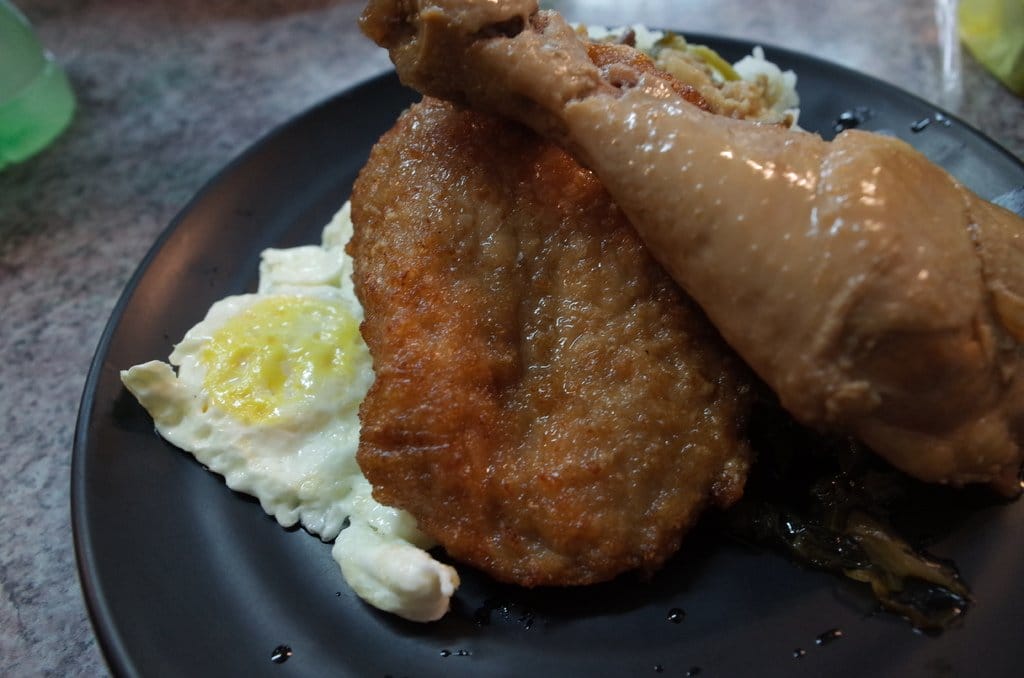 【好食分享】澎湖馬公〝必吃的〞 超人氣燒肉飯 馬路益，豔陽高照還是大排長龍滿滿的人。