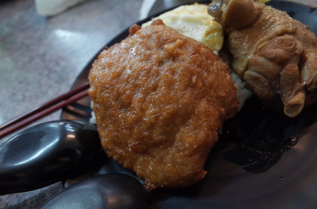 【好食分享】澎湖馬公〝必吃的〞 超人氣燒肉飯 馬路益，豔陽高照還是大排長龍滿滿的人。