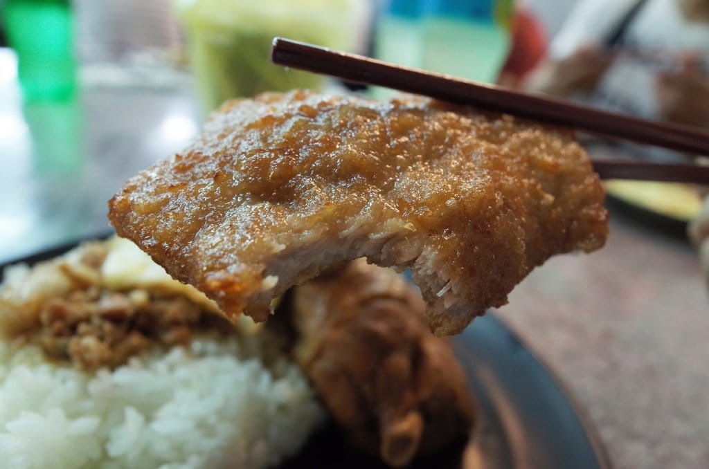 【好食分享】澎湖馬公〝必吃的〞 超人氣燒肉飯 馬路益，豔陽高照還是大排長龍滿滿的人。