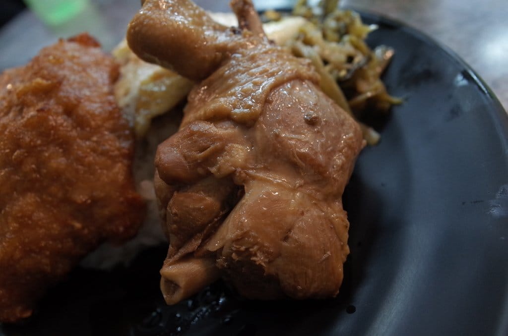 【好食分享】澎湖馬公〝必吃的〞 超人氣燒肉飯 馬路益，豔陽高照還是大排長龍滿滿的人。