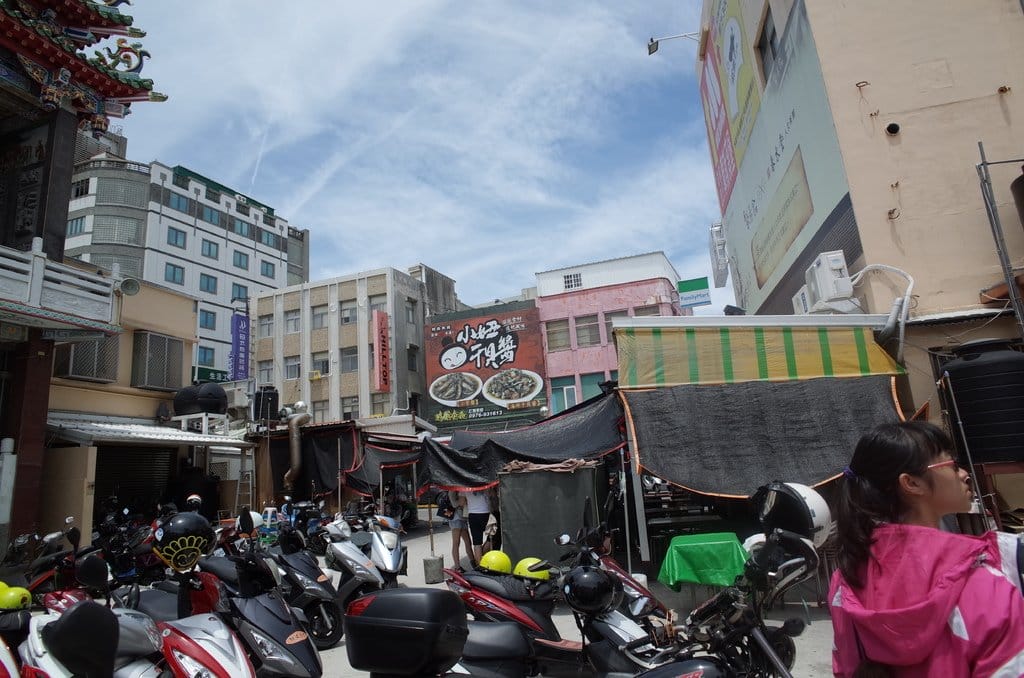 【好食分享】澎湖馬公〝必吃的〞 超人氣燒肉飯 馬路益，豔陽高照還是大排長龍滿滿的人。
